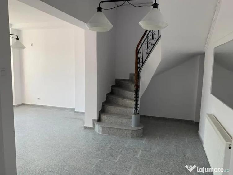 Casă cu 9 camere cu Teren 212 Mp în Dacia