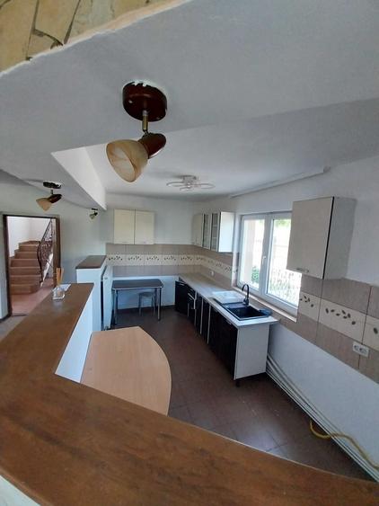 Casă cu 4 camere în Central