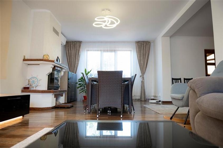 Casă individuală cu 8 camere cu Teren 555 Mp în Lazu