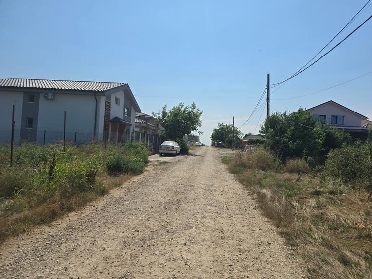 Teren Construcții intravilan de 770 mp, în Lazu