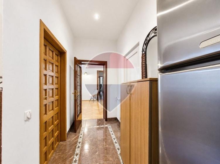 Apartament cu 5 camere semidecomandat, mobilat în Moșilor