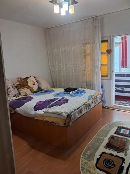 Apartament cu 3 camere decomandat în Buzaului