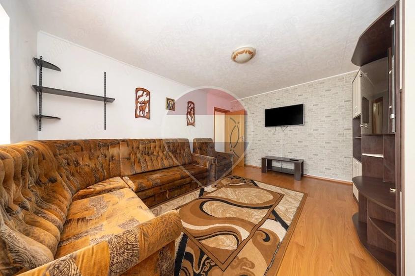 Apartament cu 3 camere decomandat în Tractorul