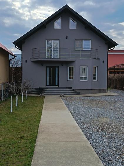 Casă cu 3 camere în Ipotești