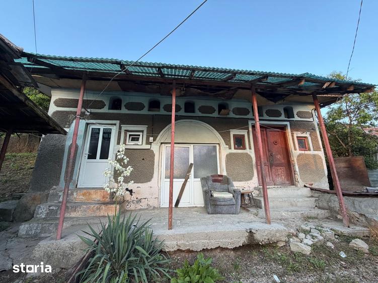 Casă cu 4 camere cu Teren 592 Mp în Tătărani