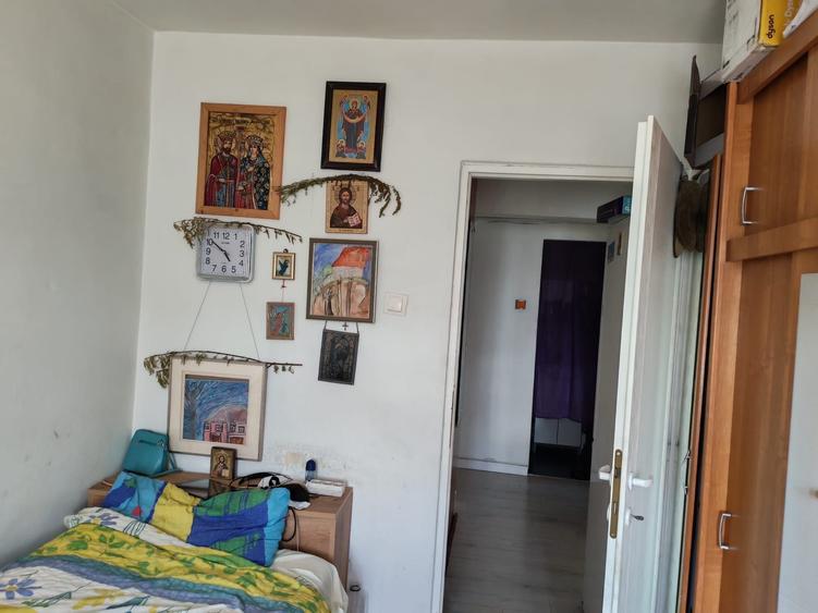 Apartament cu 3 camere semidecomandat în Exterior Vest