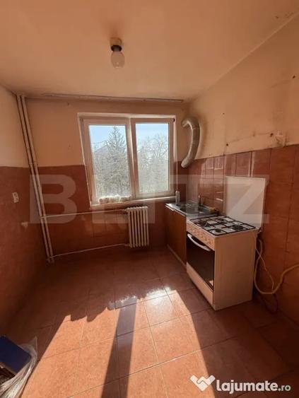 Apartament cu 3 camere semidecomandat în Central