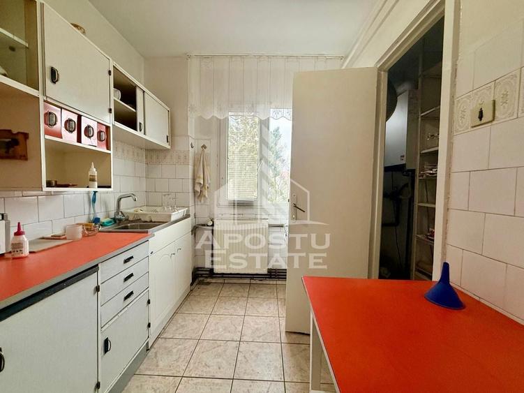Apartament cu 4 camere semidecomandat, mobilat în Gheorghe Lazăr