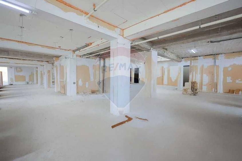 Spațiu comercial, de 432 mp, în Sânmartin