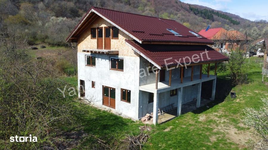 Casă cu 6 camere cu Teren 1175 Mp în Corbi