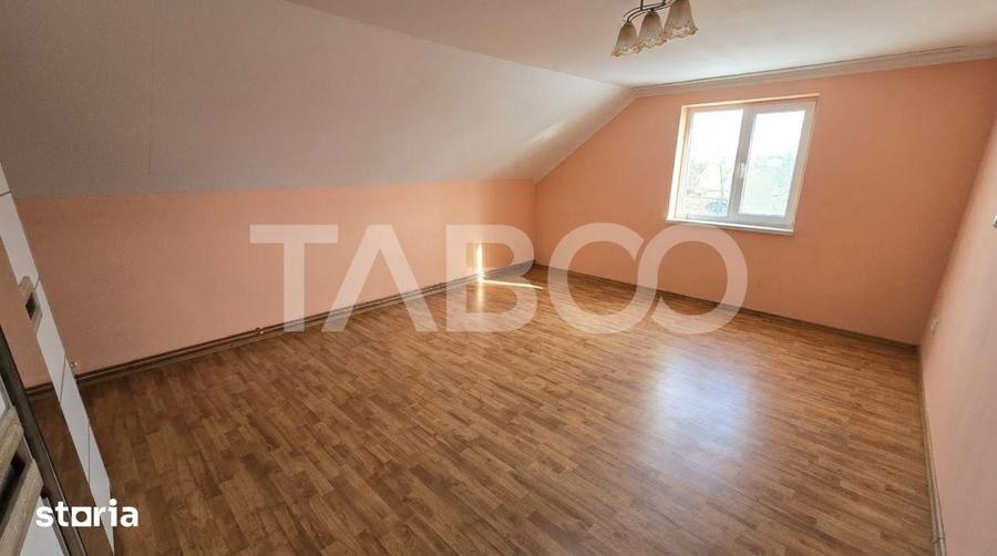 Casă cu 4 camere cu Teren 845 Mp în Roșia
