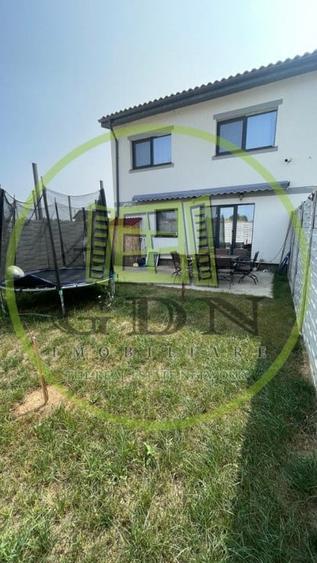 Duplex cu 5 camere cu Canalizare în Preajba