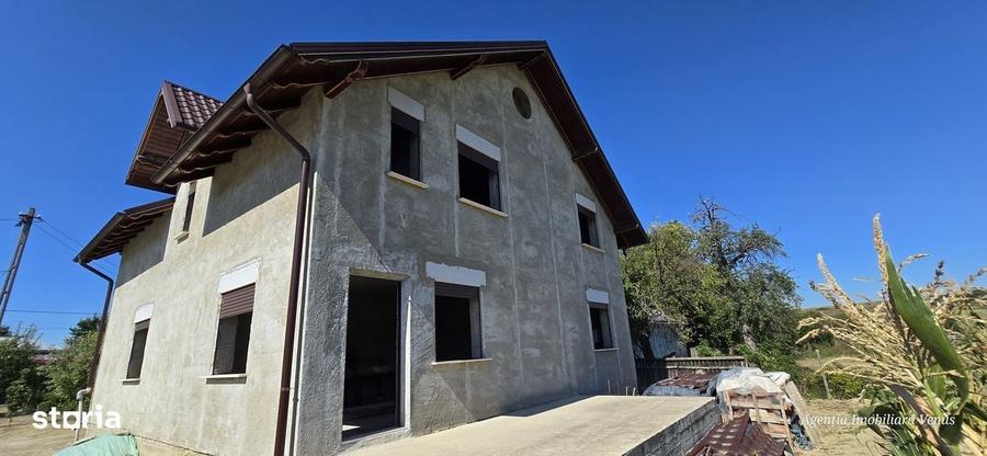 Casă cu 4 camere în Ipotești