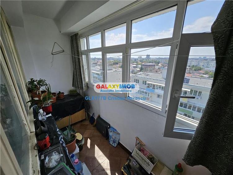 Apartament cu 3 camere semidecomandat, mobilat în Central