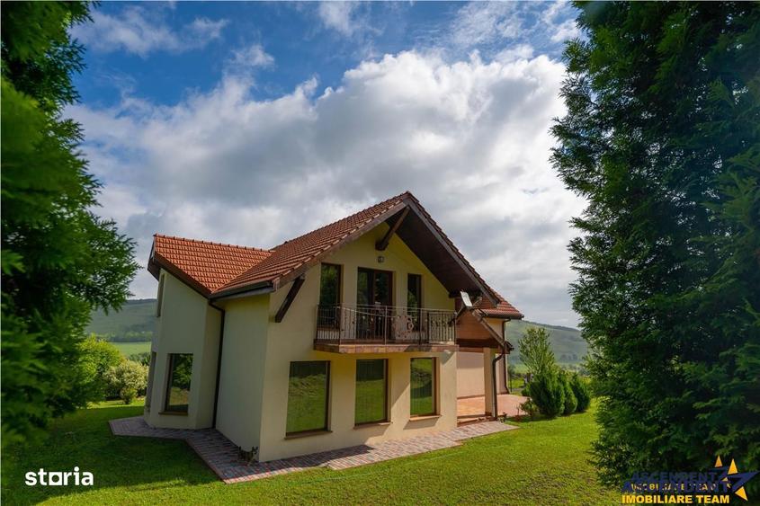 Casă cu 9 camere decomandat cu Teren 1750 Mp în Central
