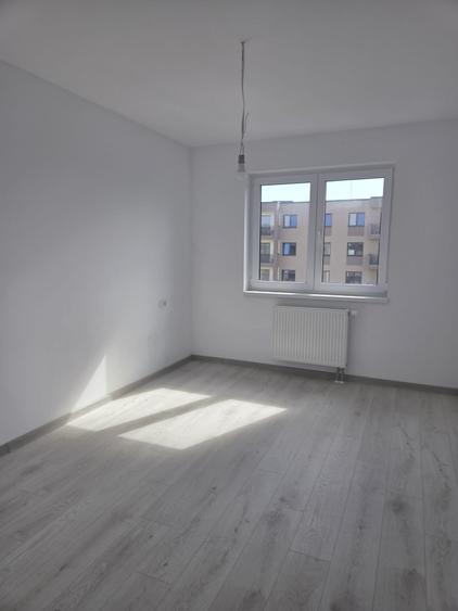Apartament cu 3 camere decomandat în Tractorul