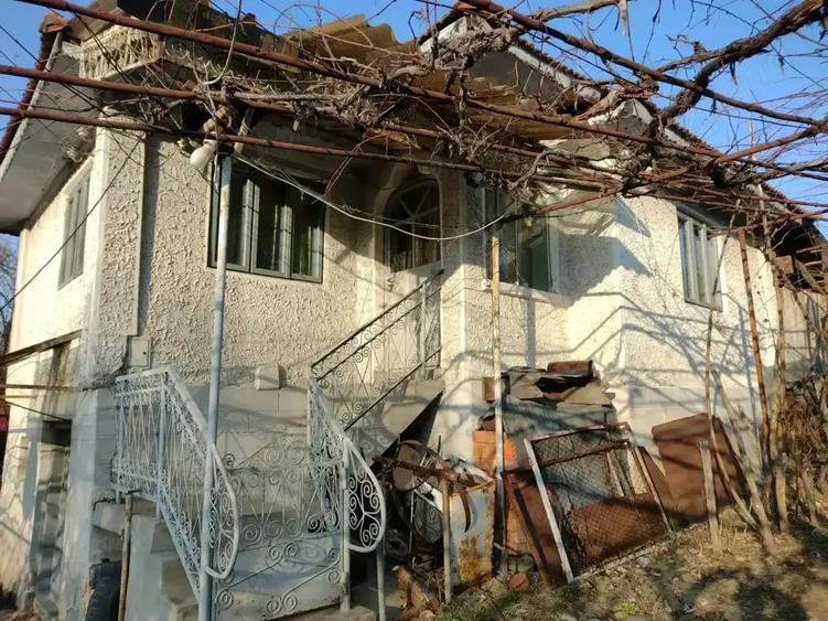 Casă cu 3 camere în Licurici