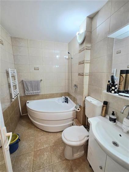 Apartament cu 3 camere semidecomandat, mobilat în Inel II