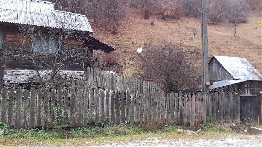 Casă cu 3 camere cu Teren 4900 Mp în Central