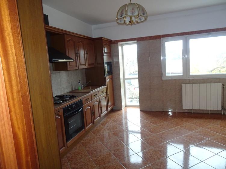 Apartament cu 5 camere, mobilat în Primăverii