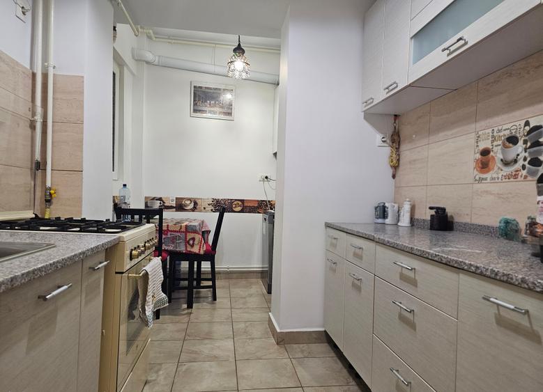 Apartament cu 3 camere semidecomandat, mobilat în Armeneasca