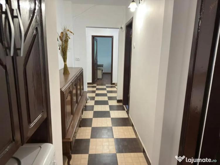 Apartament cu 3 camere decomandat în Republicii