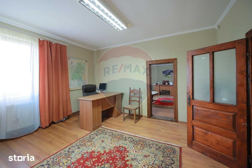 Casă cu 5 camere cu Teren 42283 Mp în Central