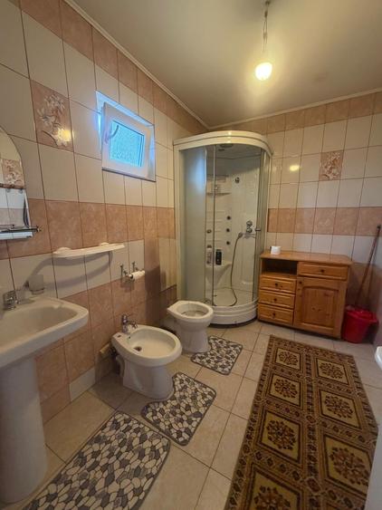 Casă individuală cu 6 camere cu Teren 186 Mp în Central