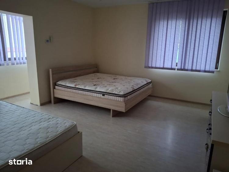Casă cu 8 camere cu Teren 764 Mp în Tineretului