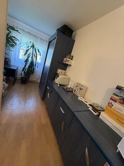 Apartament cu 3 camere semidecomandat în Zamfirescu