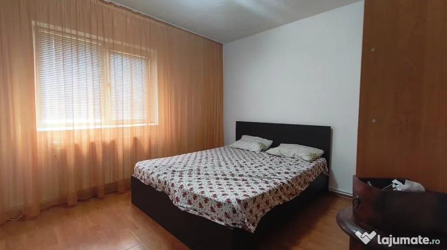 Apartament cu 3 camere decomandat în Piața Centrală