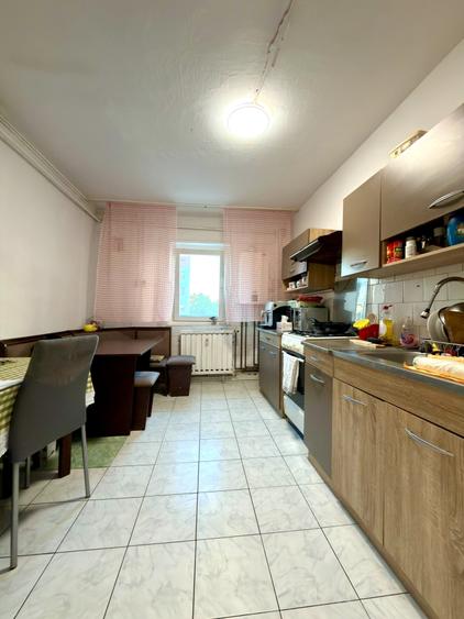 Apartament cu 4 camere semidecomandat în Lipovei