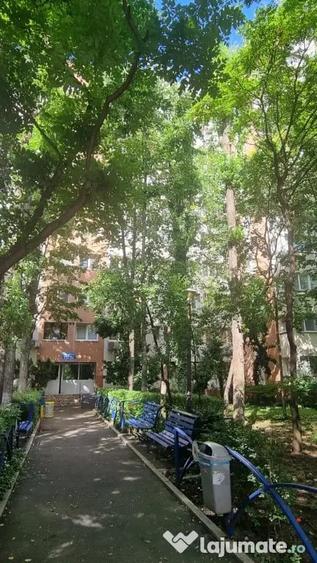 Apartament cu 3 camere semidecomandat în Berceni