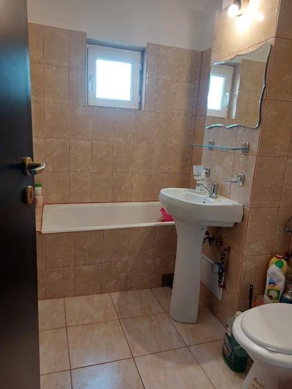 Apartament cu 3 camere semidecomandat în Dâmbovița