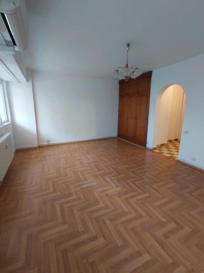 Apartament cu 3 camere decomandat în P-ța Victoriei