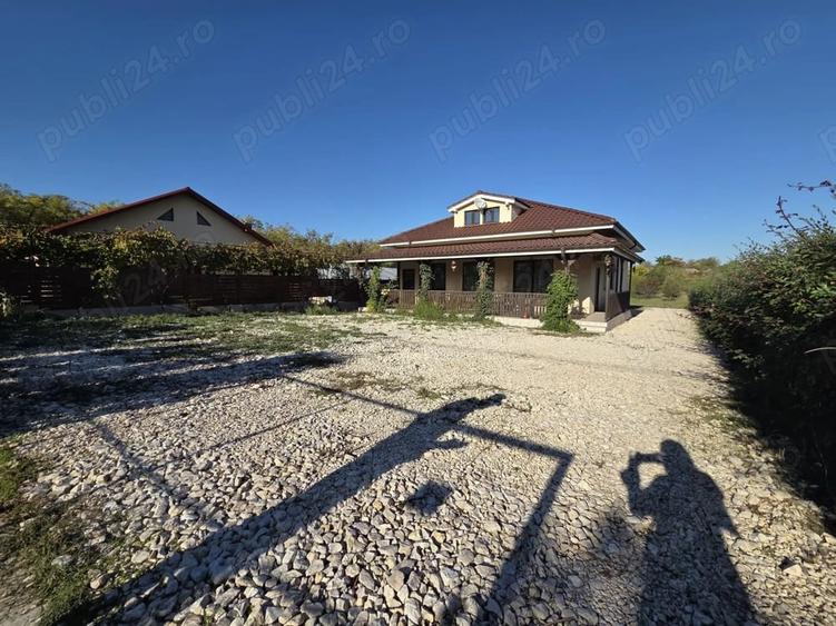 Casă cu 4 camere cu Teren 2000 Mp în Agighiol