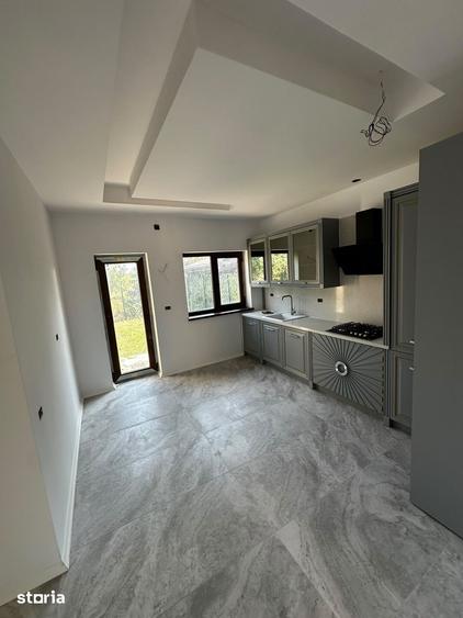 Casă cu 5 camere cu Teren 483 Mp în Corbeanca