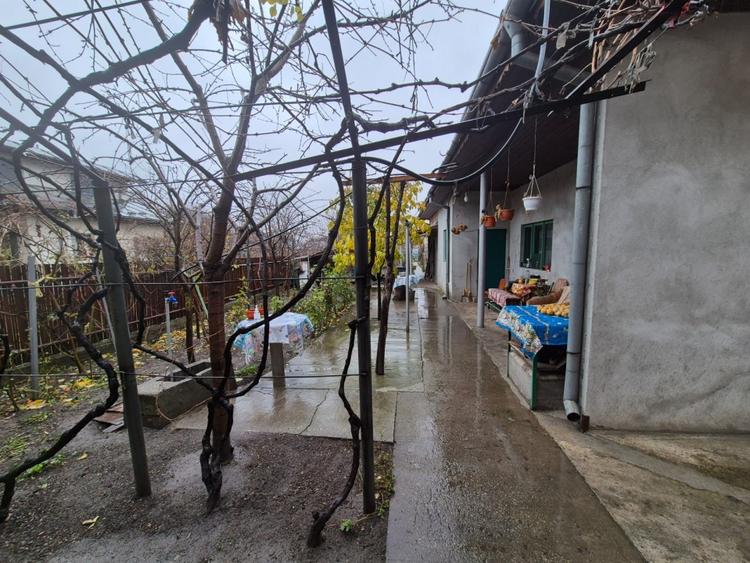 Casă individuală cu 5 camere cu Canalizare în 1 Mai