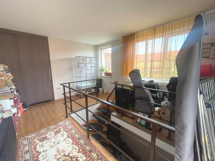 Penthouse cu 3 camere decomandat, mobilat în Central