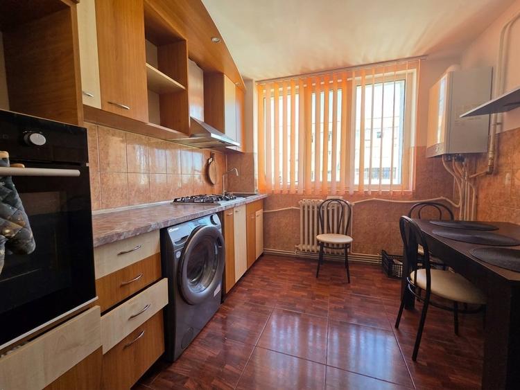 Apartament cu 3 camere decomandat, mobilat în Alexandru cel Bun
