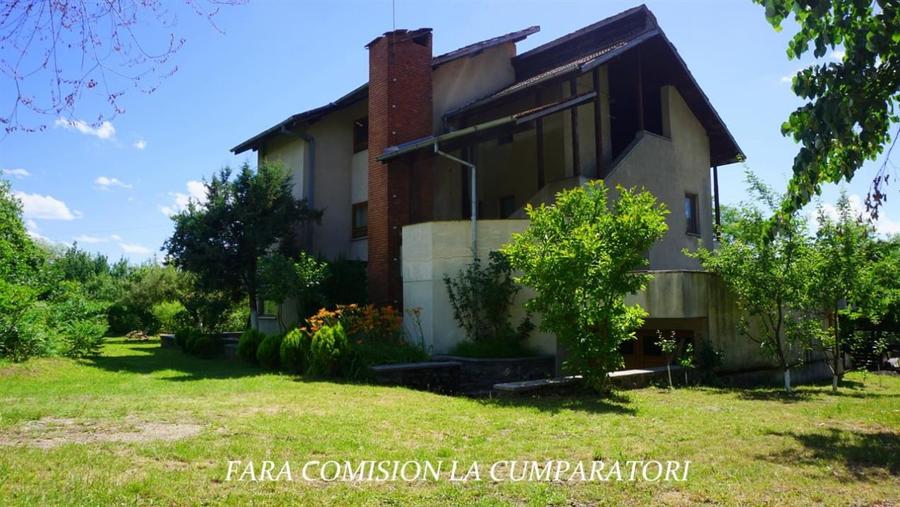 Casă individuală cu 7 camere cu Teren 2328 Mp în Dăești