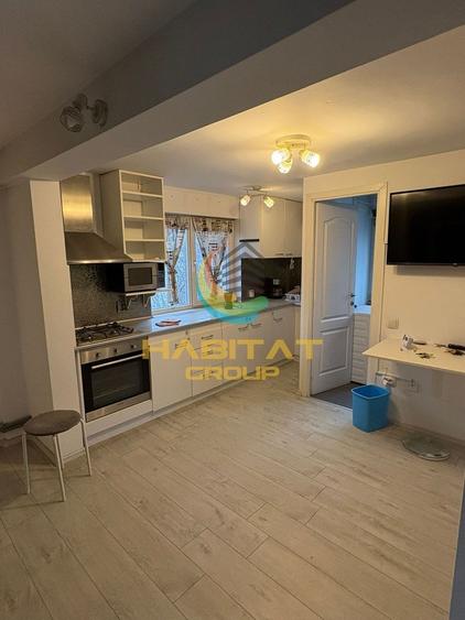 Casă individuală cu 11 camere cu Canalizare în P-ța Reșița