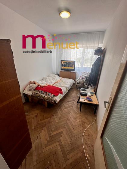 Apartament cu 4 camere decomandat în Central