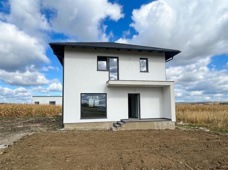 Casă individuală cu 4 camere cu Teren 400 Mp în Ipotești