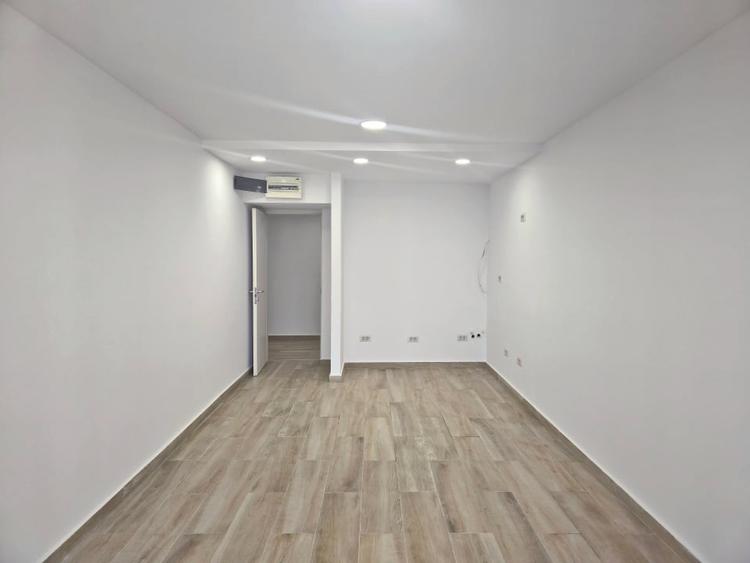Apartament cu 3 camere semidecomandat în Olimp