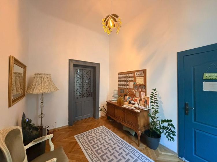 Apartament cu 5 camere semidecomandat în Armeneasca