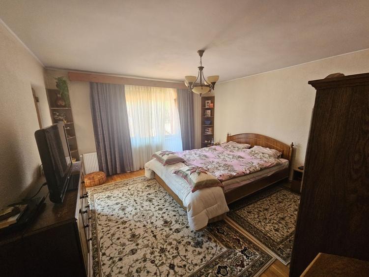 Casă individuală cu 5 camere cu Canalizare în Schei