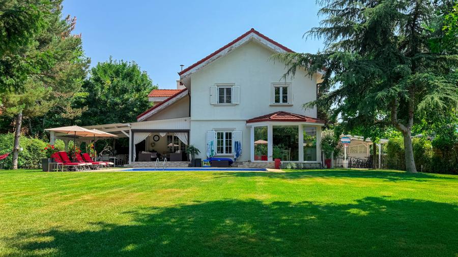 Duplex cu 6 camere cu Piscina în Iancu Nicolae