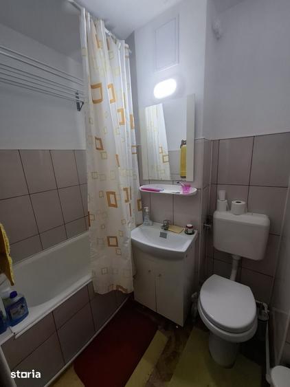 Apartament cu 3 camere semidecomandat în Cornișa