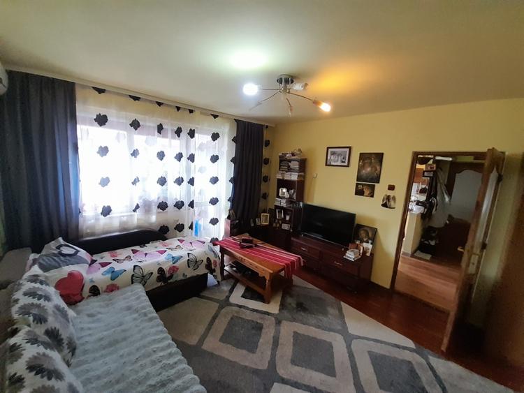 Apartament cu 3 camere semidecomandat, mobilat în Independenței